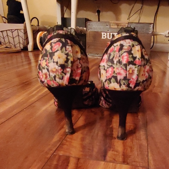 3/$25- open toe heels - Picture 4 of 5